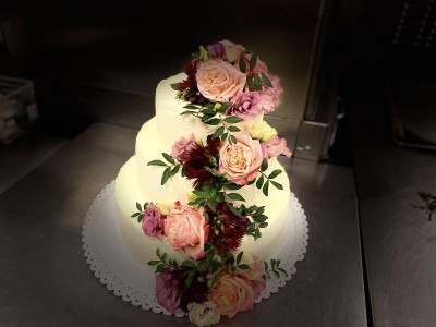 Třípatrový dort s vodopádem z živých květů