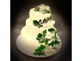 Třípatrový dort s vodopádem květin